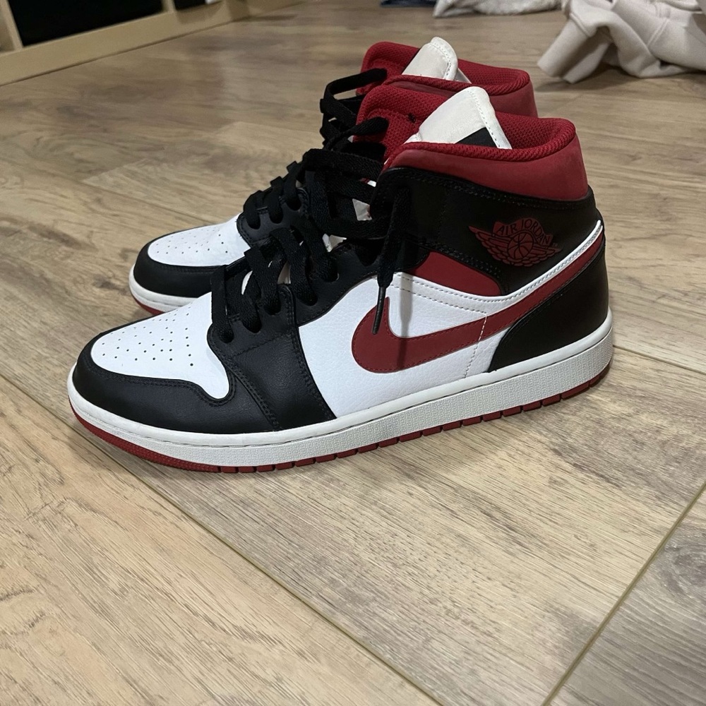 Jordan 1 mid gym red size 10 rarely worn no box